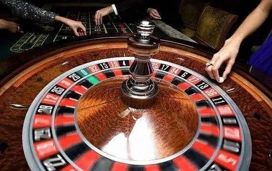 မြန်မာ ဂိမ်းသမားများ Live Casino Esports APP Mobile ကစားနေစဉ်